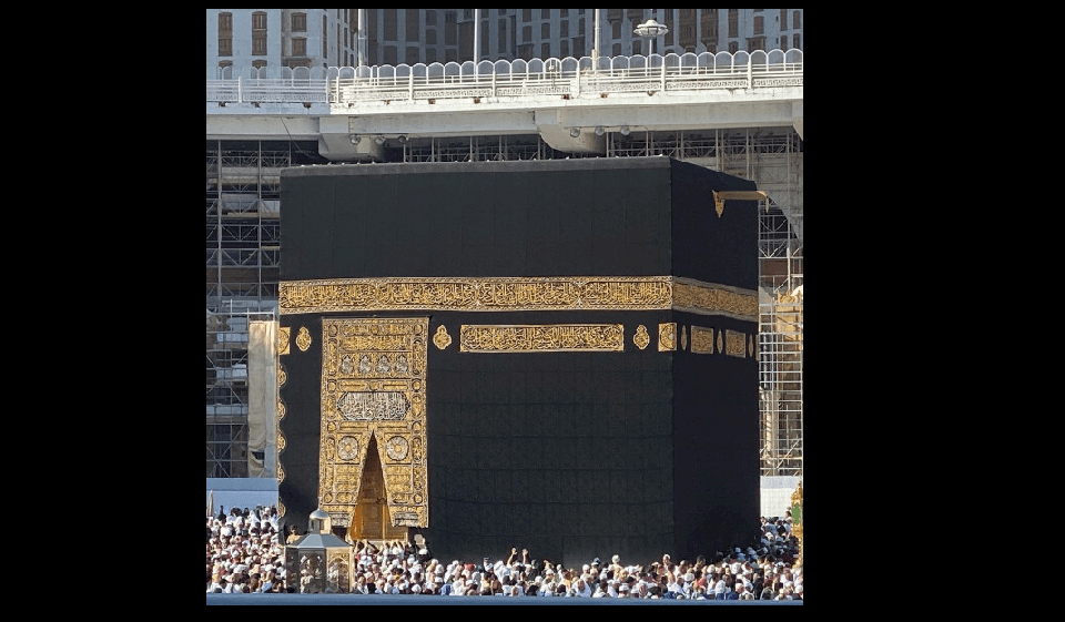 صور: بعد تسريب مقاطع خادشة لها نجمة بوليوود في الحرم المكي