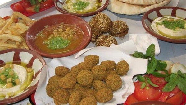 ماذا يحدث للجسم عند تناول الفول والفلافل يوميًا؟