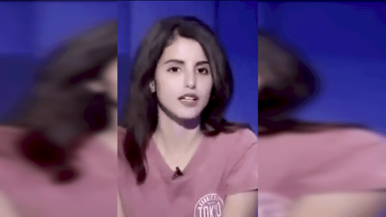 شاهد- سعودية تظهر بملابس جريئة وهي تقبّل زوجها
