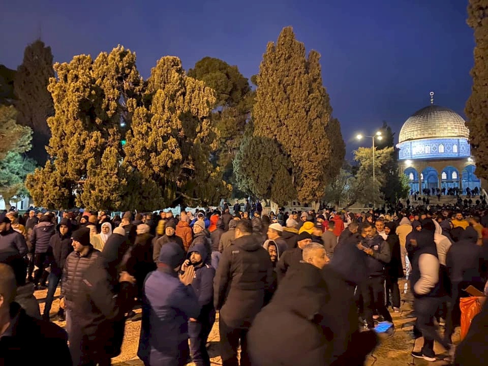 فيديو: اصابات واعتقالات..اقتحام المسجد واطلاق النار تجاه المصلين
