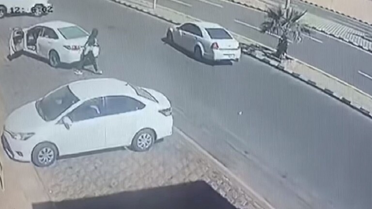 السعودية: كاميرا توثق لحظة فرار قاتل بعد جريمته