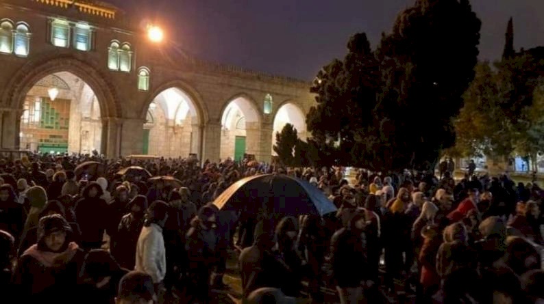الآلاف يؤدون "الفجر العظيم" في المسجد الأقصى 