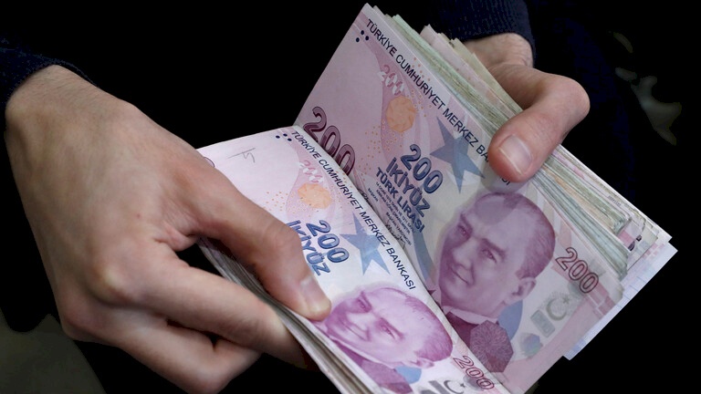 تركيا: الليرة تهبط لأدنى مستوى أمام الدولار
