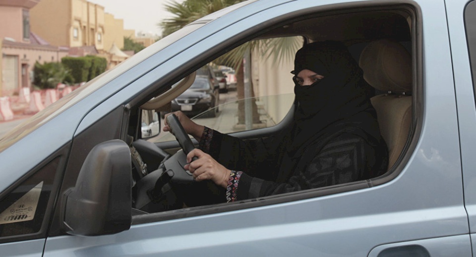 سعودية تُنهي حياة رضيعتها أثناء تعلمها "قيادة السيارة"