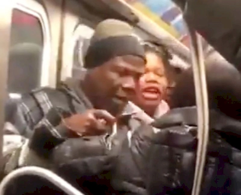 فيديو- مشاجرة بالسكاكين بين زوجين داخل قطار
