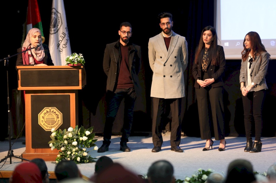 طلبة الطب في جامعة القدس يعرضون أبحاثاً طبية متميزة في مشاريع تخرجهم