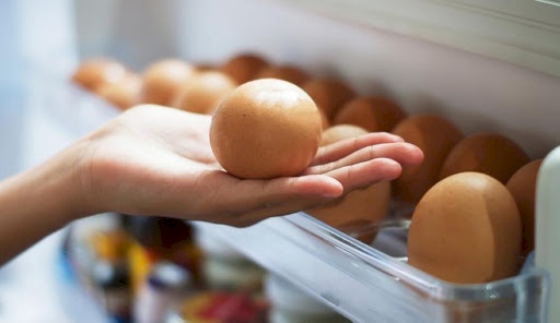 اليكم أسباب منع حفظ البيض في بوابة الثلاجة