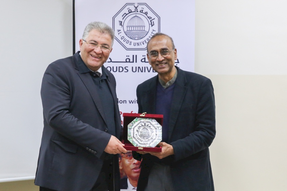 جامعة القدس تبحث والعالم "راماكريشنان" الحائز على جائزة نوبل في الكيمياء تطوير البحث العلمي