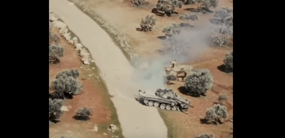 شاهد بالفيديو: مطاردة هوليودية بين دبابة سورية ومدرعة تركية في ريف إدلب