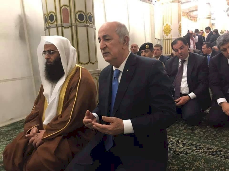 الرئيس الجزائري يصلي في المسجد النبوي