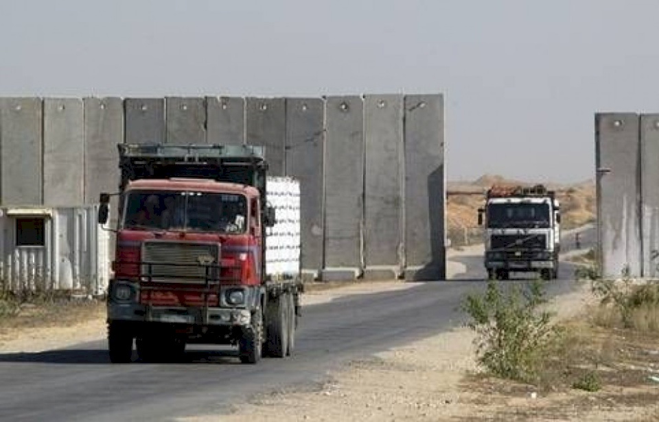 "إسرائيل" بدأت بفتح المعابر أمام الصادرات الفلسطينية