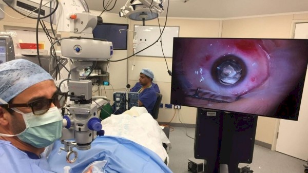 استقالة اللجنة العلمية لطب العيون بسبب "دكتور بصريات"