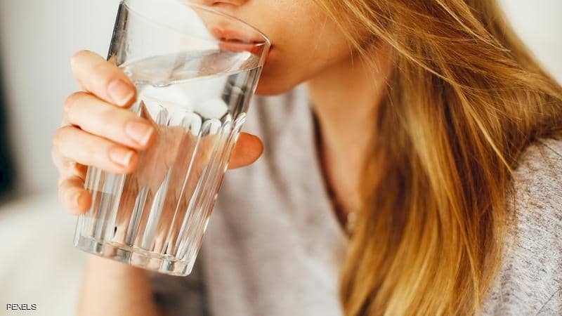 11 فائدة لشرب الماء على معدة فارغة
