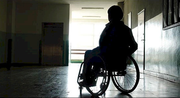 مؤسسة محمود عباس تُسلم 80 كرسي كهربائي في عدة محافظات