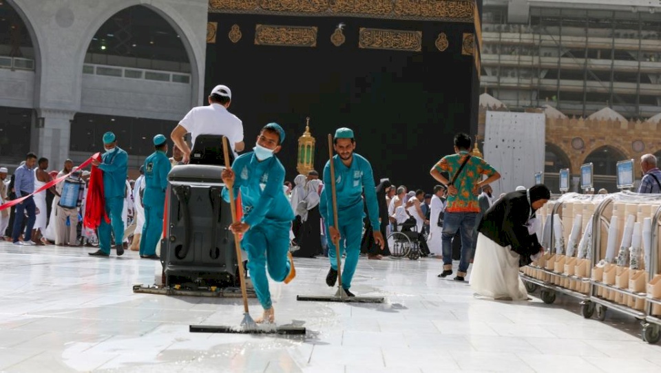 السعودية تعلق العمرة للمواطنين والمقيمين بسبب كورونا