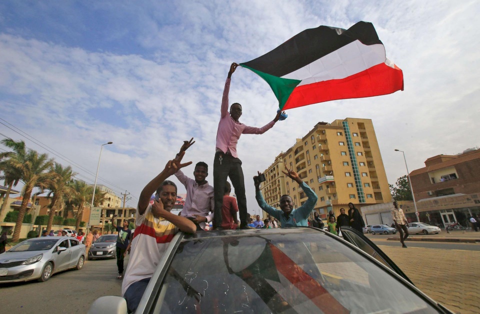 أمريكا ترفع جميع العقوبات عن السودان
