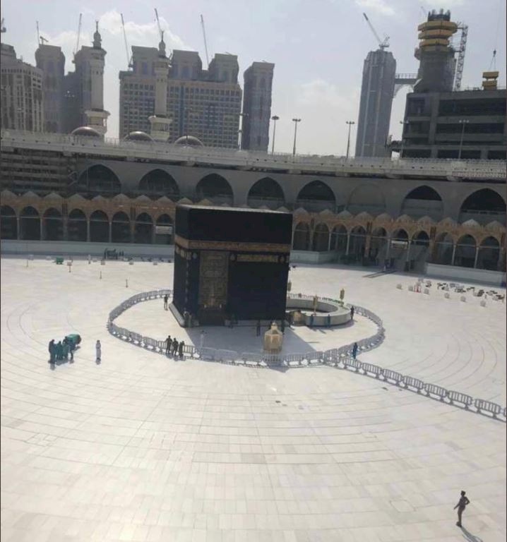 صورة مُبكية للكعبة بسبب كورونا!