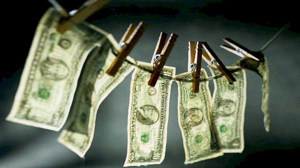 تحذير عاجل.."كورونا" قد ينتقل بلمس العملات الورقية