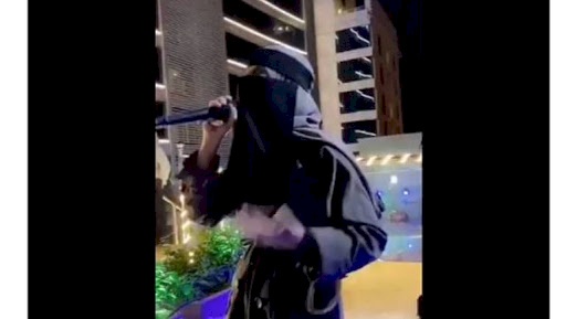 شاهد- منقبة تثير جدلا بعد غنائها في فندق سعودي