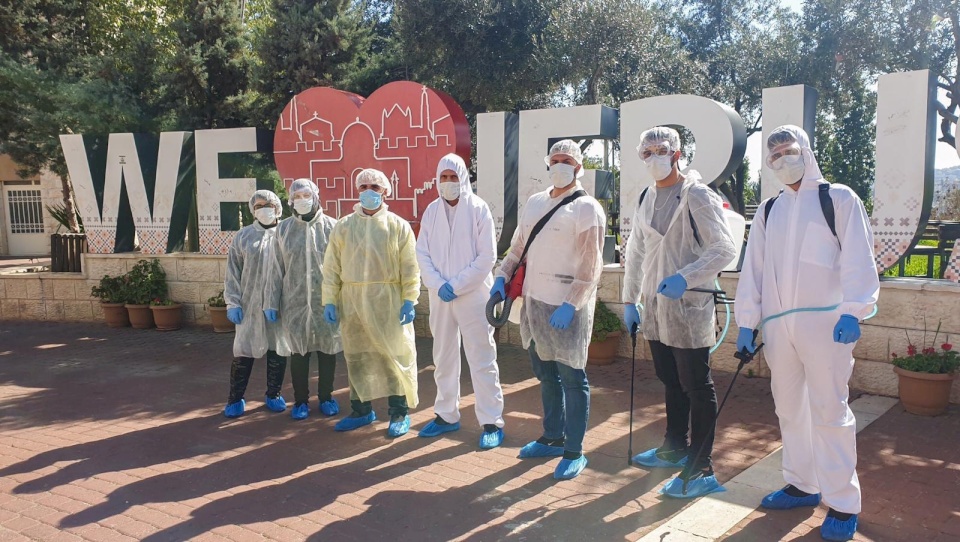 صور: جامعة القدس تنهي المرحلة الأولى من عملية التعقيم الطبي لحرمها الجامعي