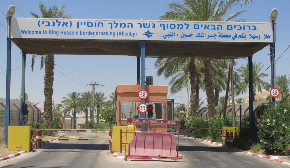 كورونا يعزل الضفة الغربية عن العالم