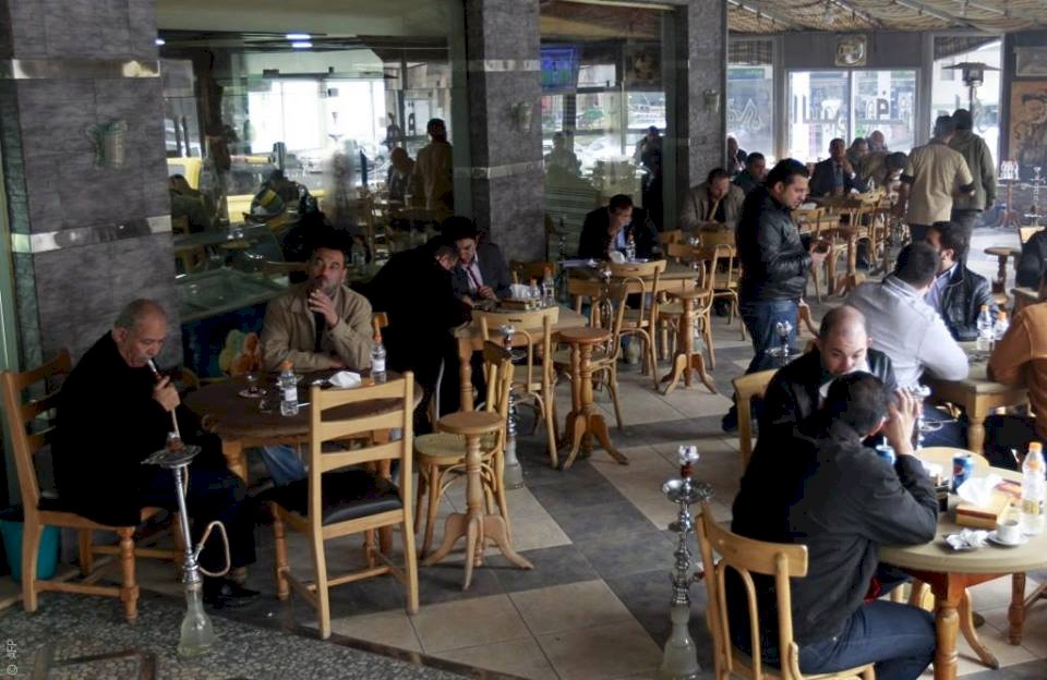 في هذه الأيام.. فتح المقاهي جريمة يعاقب عليها القانون