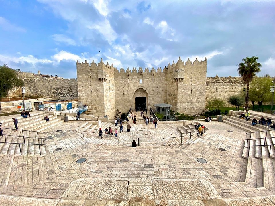 صور: متطوعون يشرعون بتعقيم الأماكن العامة في البلدة القديمة بالقدس