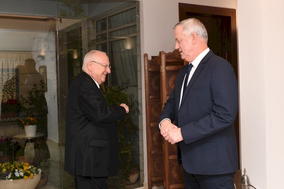 الرئيس الاسرائيلي سيكلف غانتس بمهمة تشكيل الحكومة اليوم