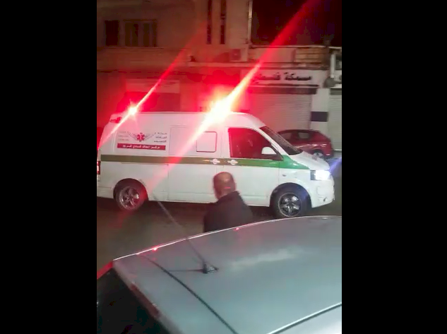 فيديو| سيارة إسعاف تعلن منع التجول برام الله والشرطة تتدخل