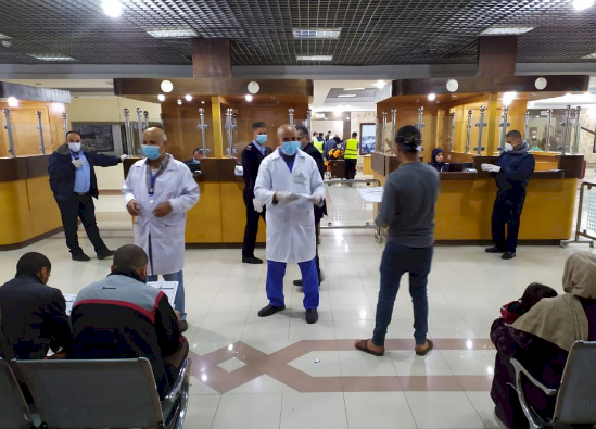 الأطباء والمستشفيات يطالبون بحظر التجول وإغلاق المعابر