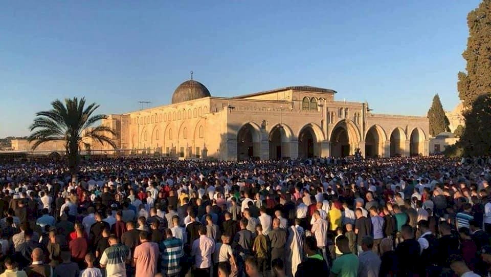 فيديو: وداع مؤثر للمصلين بالأقصى لباحات المسجد بعد قرار اغلاقه