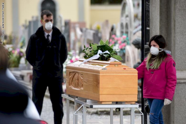 إيطاليا تسجل 683 وفاة جديدة بكورونا خلال يوم واحد 