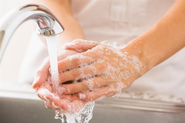 ماء دافئ وصابون.. أفضل من الكحول للقضاء على الفيروس