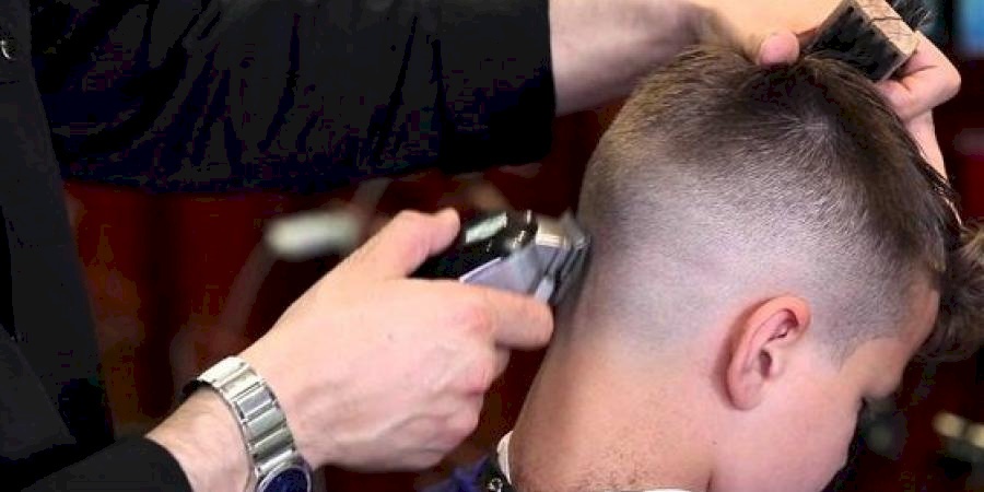 حلاق يُعرض بلدة دير جرير لخطر فيروس كورونا!