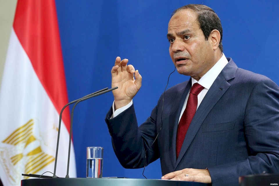 السيسي يكشف عن تجوله "وحيداً" في شوارع مصر لتفقد الناس