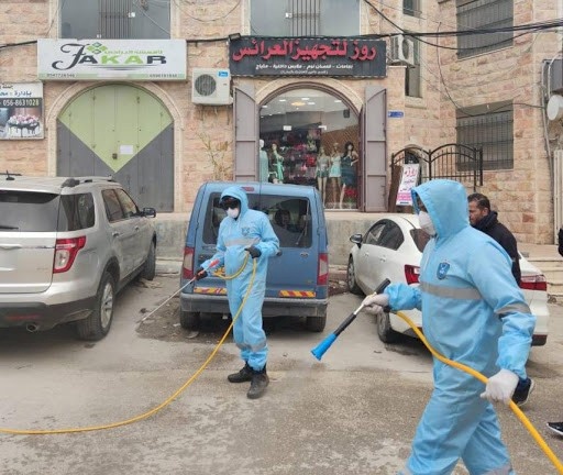 الشرطة الفلسطينية تنظم حملة تعقيم في رام الله