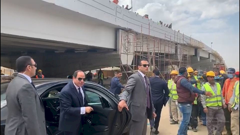 السيسي يشرف بنفسه على توزيع الكمامات في مواقع العمل