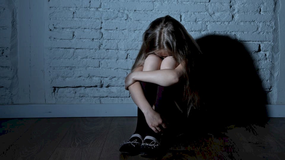 طفلة يقتلها أبوها وأمها تنهار.. عنف تحت عباءة الفيروس