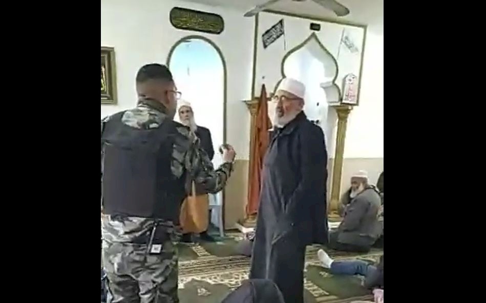 بالفيديو- الأجهزة الأمنية تعطي درساً في الشريعة لإمام مسجد!