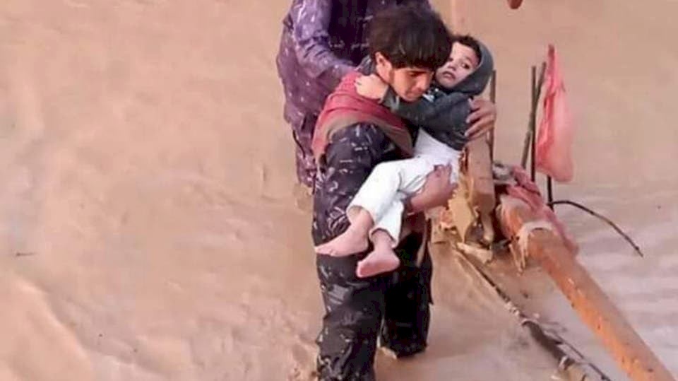 مأساة..وفاة أم وأطفالها الـ4 جراء سيول جرفت مخيمات نازحين بمأرب
