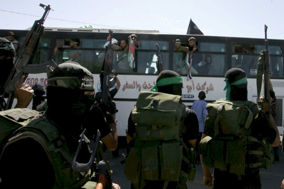 خبير إسرائيلي: حماس تجبرنا على تنازلات "مؤلمة" بـ"صفقة التبادل"