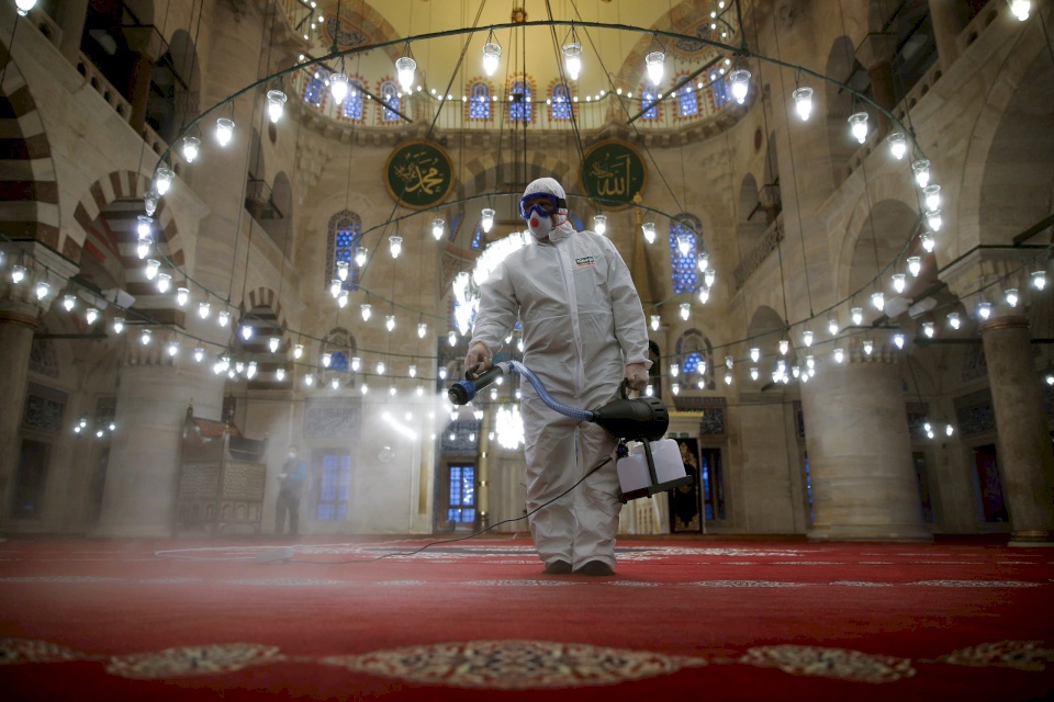 في ظل كورونا.. المسلمون يقبلون على رمضان لم يروا مثله