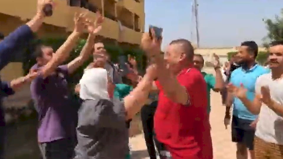 فيديو.. إقالة مدير مستشفى مصري رقص مع متعافين من كورونا
