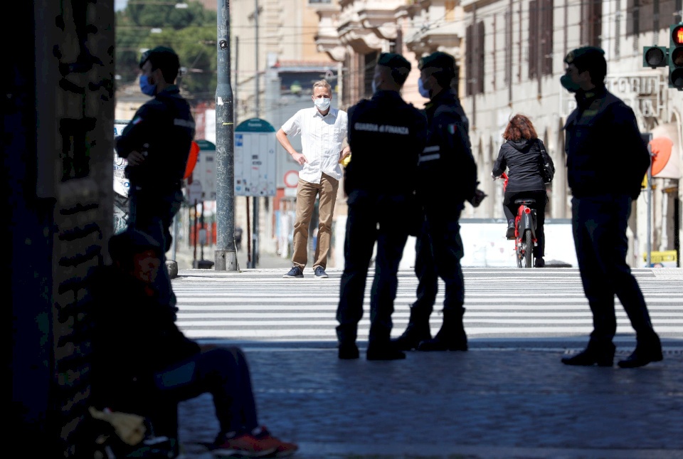 إيطاليا تخفف القيود.. رفع العزل وفتح المدارس