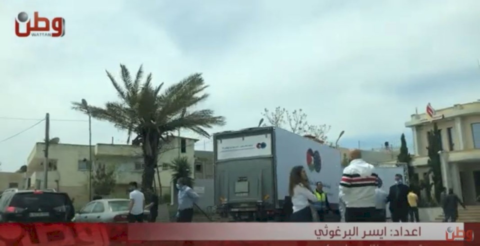 الاتحاد الأوروبي يوزع 1000 طرد غذائي وصحي في بلدتي بدّو وحزما