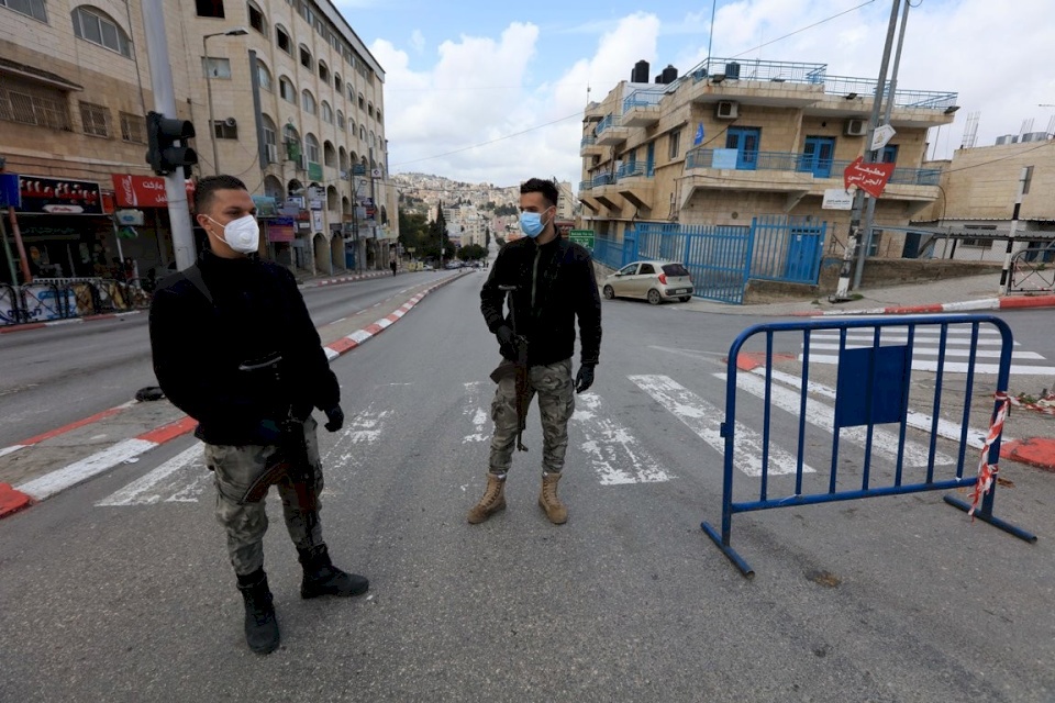 اغلاق 32 محلا وايقاف 60 شخصا خالفوا حالة الطوارئ برام الله