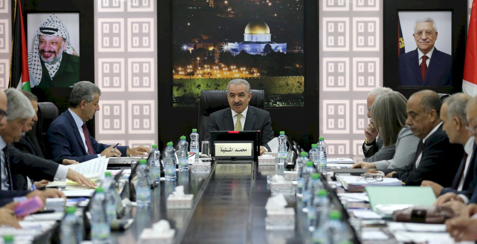 الحكومة الفلسطينية تدرس اليوم اعادة فتح المساجد و المطاعم