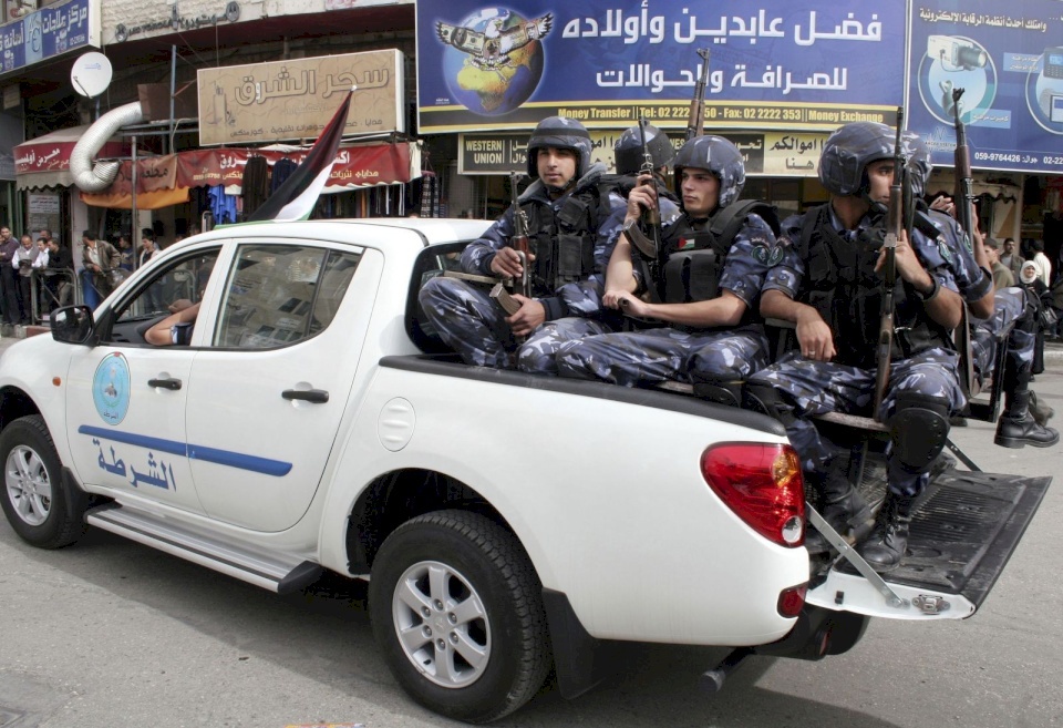 الشرطة الفلسطينية تعتقل 3 إسرائيليين وتصادر سلاح أحدهم
