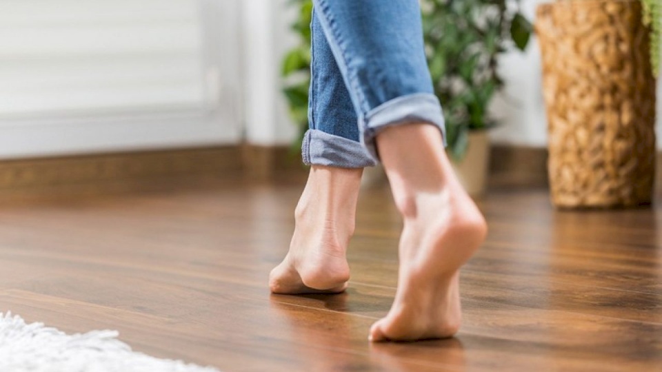 لماذا ينصح الخبراء بإبقاء الأقدام حافية في المنزل؟