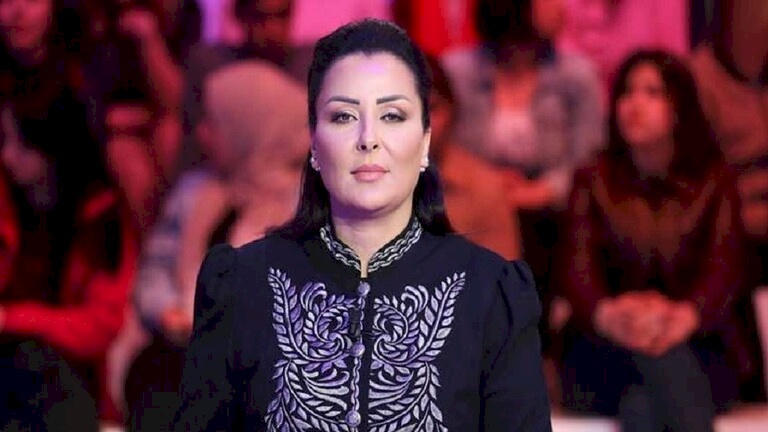 فيديو- إعلامية تونسية تهدد بحرق نفسها وتستغيث بالعرب!